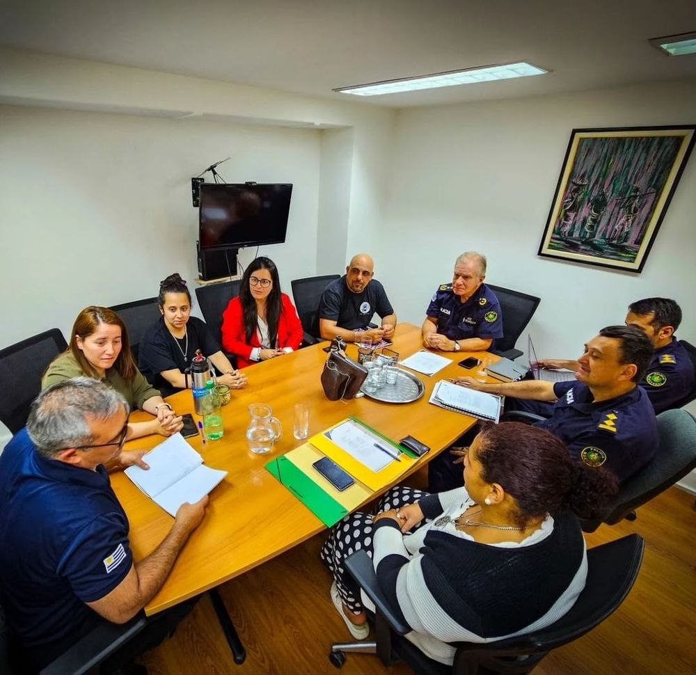Integrantes de O.Fu.Ci.Pe. reunidos en una mesa de trabajo
